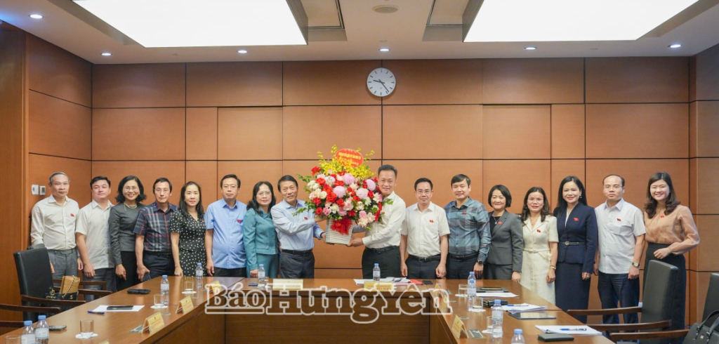 Đại tướng Lương Tam Quang, Ủy viên Bộ Chính trị, Bộ trưởng Bộ Công an tặng hoa chúc mừng đồng chí Nguyễn Hữu Nghĩa, Ủy viên Ban Chấp hành Trung ương Đảng, Bí thư Tỉnh ủy, Trưởng đoàn ĐBQH tỉnh Hưng Yên khóa XVI  và các đại biểu.