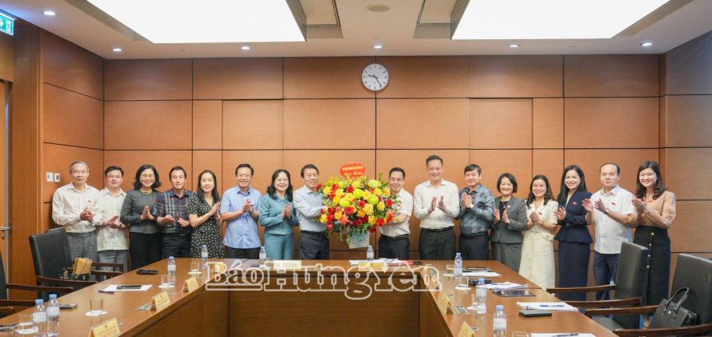 Đại tướng Lương Tam Quang, Ủy viên Bộ Chính trị, Bộ trưởng Bộ Công an tặng hoa chúc mừng đồng chí Nguyễn Văn Huy, Phó Trưởng đoàn chuyên trách Đoàn ĐBQH tỉnh Hưng Yên khóa XVI và các đại biểu.