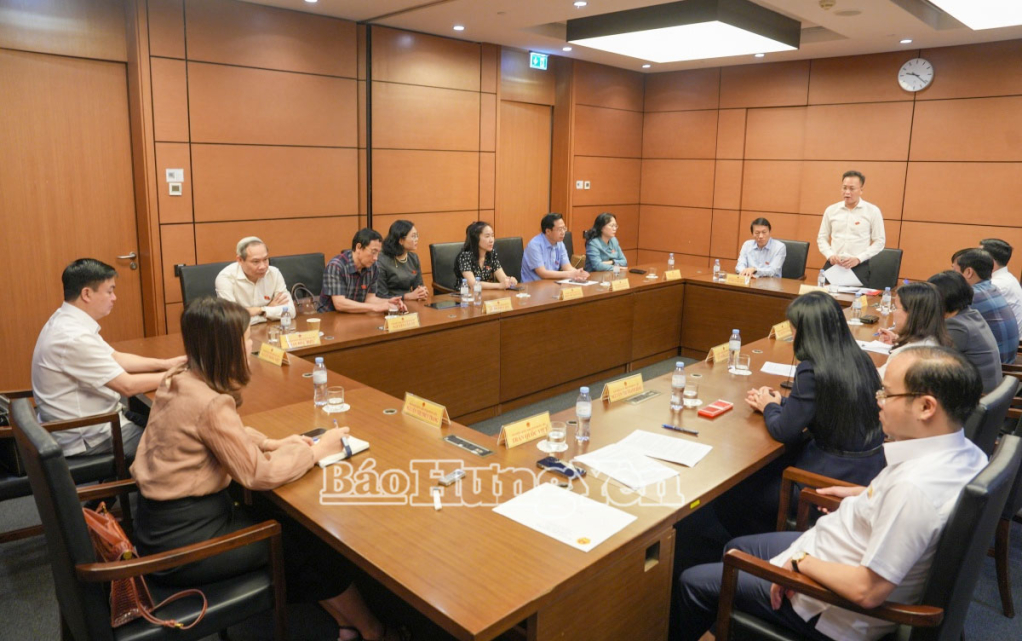 Đồng chí Nguyễn Hữu Nghĩa, Ủy viên Ban Chấp hành Trung ương Đảng, Bí thư Tỉnh ủy, Trưởng đoàn ĐBQH tỉnh Hưng Yên khóa XVI quán triệt các yêu cầu, nhiệm vụ trọng tâm Kỳ họp thứ nhất.