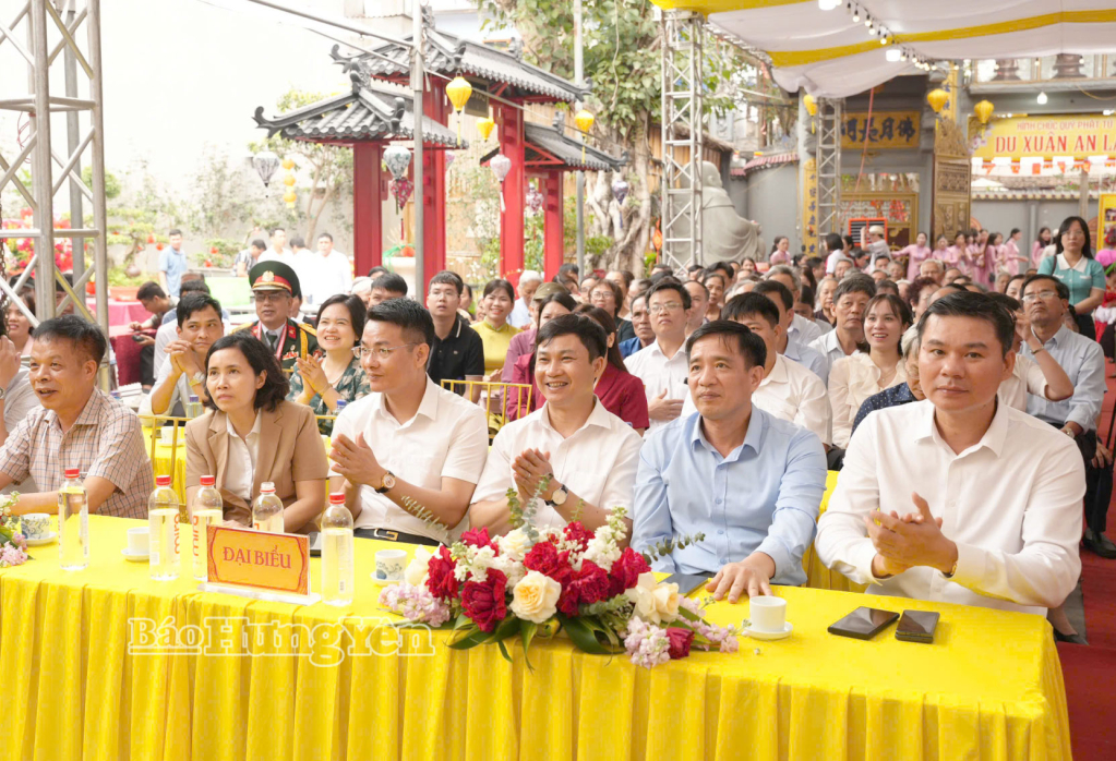 Các đại biểu tham dự lễ hội.