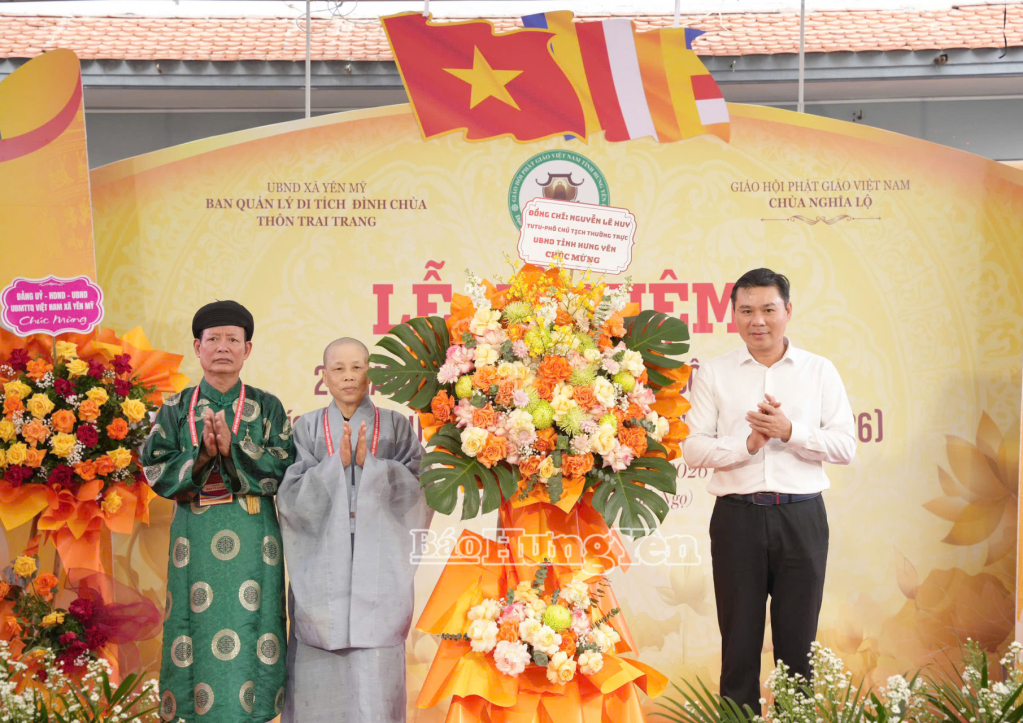 Đồng chí Phó Chủ tịch Thường trực UBND tỉnh Nguyễn Lê Huy tặng hoa chúc mừng lễ hội.