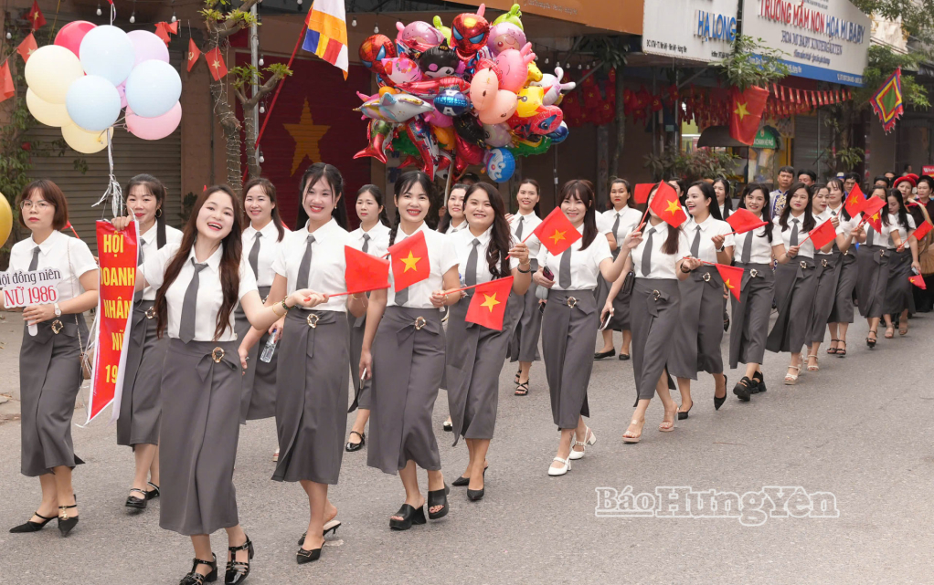 Đông đảo người dân tham gia lễ hội.