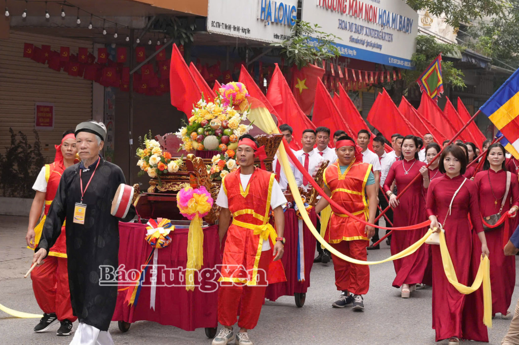 Người dân tham gia nghi lễ rước kiệu đặc sắc. 