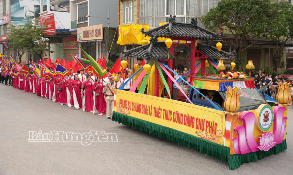 Xe rước kiệu tại hội làng Trai Trang, xã Yên Mỹ.