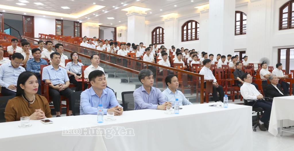 Các đồng chí lãnh đạo tỉnh và đại biểu dự đại lễ. Ảnh Trịnh Cường