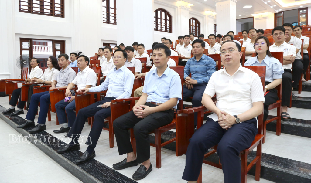 Các đại biểu dự đại lễ.