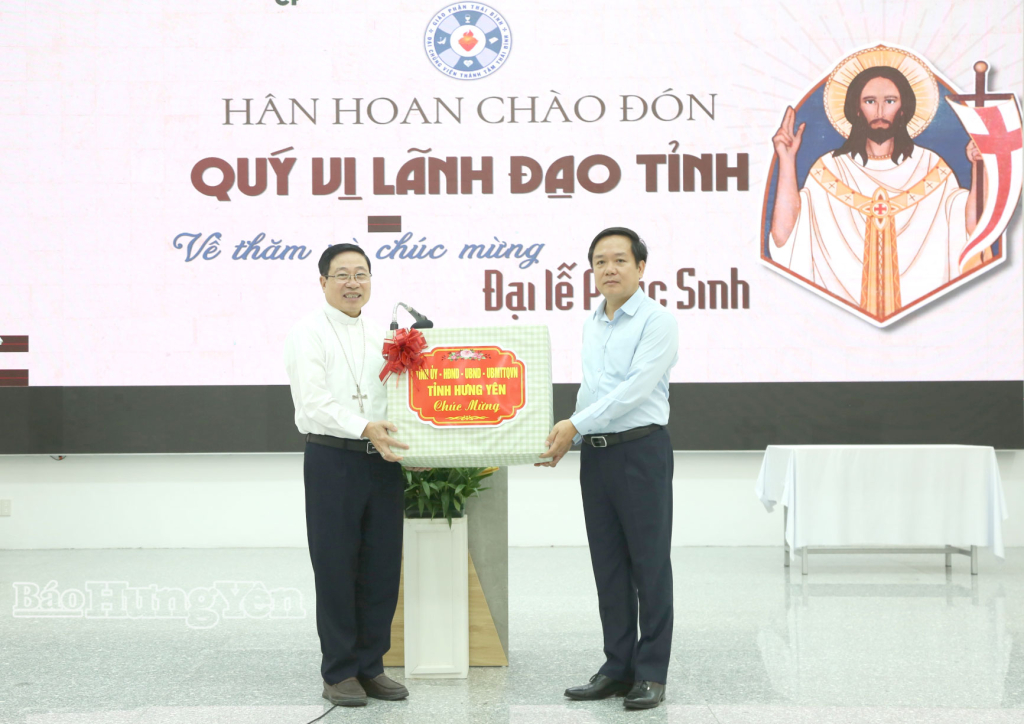 Đồng chí Phạm Quang Ngọc, Ủy viên Ban Chấp hành Trung ương Đảng, Phó Bí thư Tỉnh ủy, Chủ tịch UBND tỉnh tặng quà chúc mừng các chức sắc, chức việc và đồng bào Công giáo nhân dịp đại lễ Phục sinh năm 2026.
