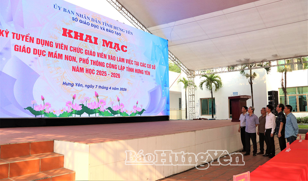 Đồng chí Giám đốc Sở Giáo dục và Đào tạo kiểm tra công tác chuẩn bị khai mạc kỳ tuyển dụng viên chức giáo viên.