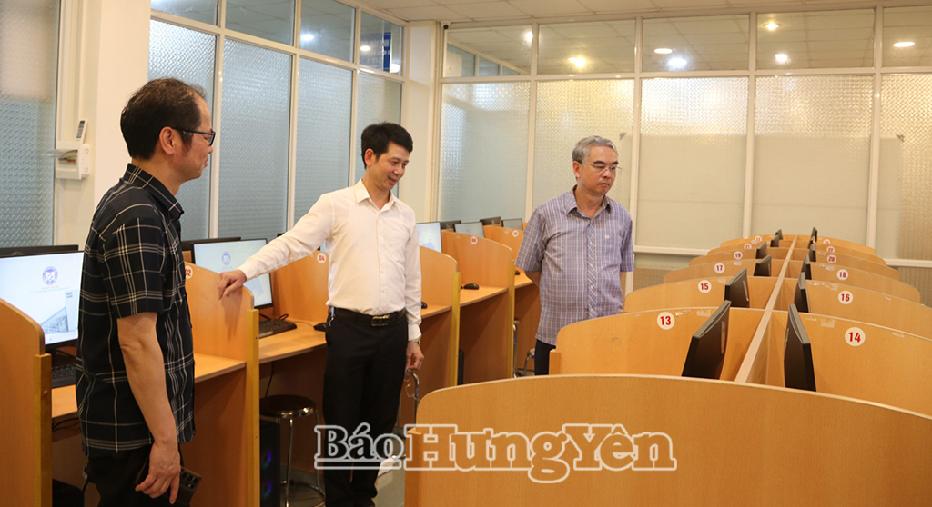 Đồng chí Giám đốc Sở Giáo dục và Đào tạo kiểm tra phòng thi trắc nghiệm, vòng 1 kỳ tuyển dụng viên chức giáo viên.