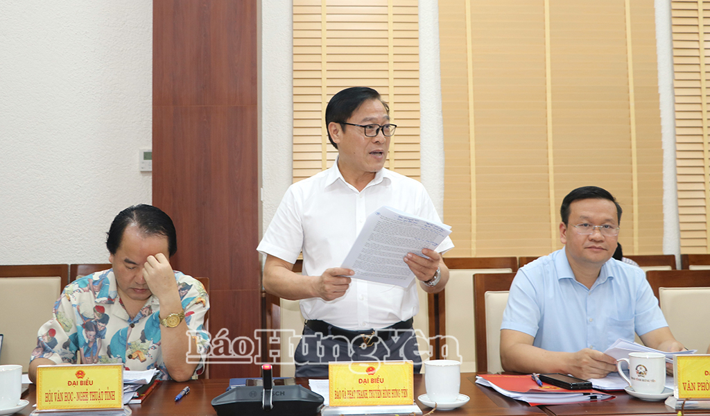 Đại diện lãnh đạo Báo và Phát thanh, Truyền hình Hưng Yên phát biểu tại cuộc họp.