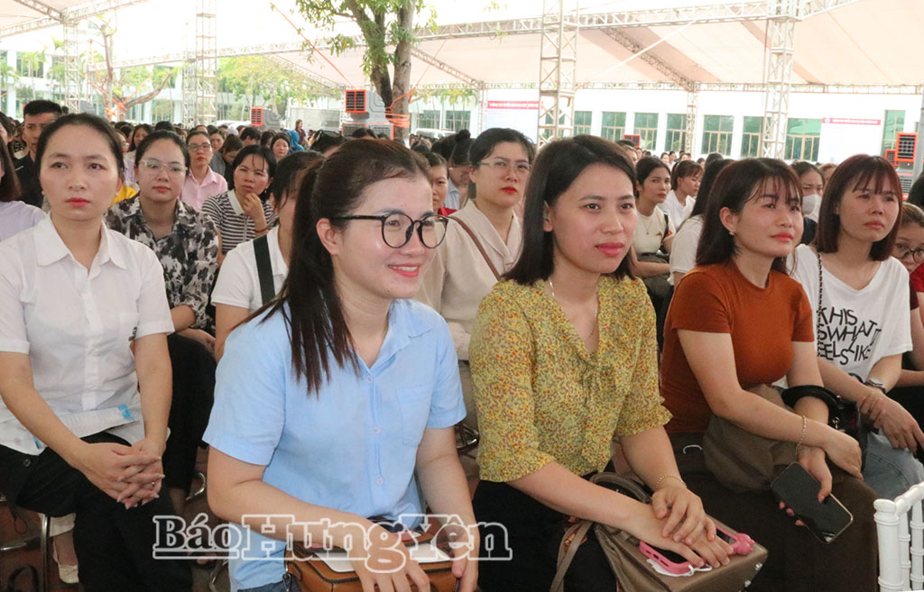 Các thí sinh dự khai mạc kỳ tuyển dụng viên chức giáo viên. 