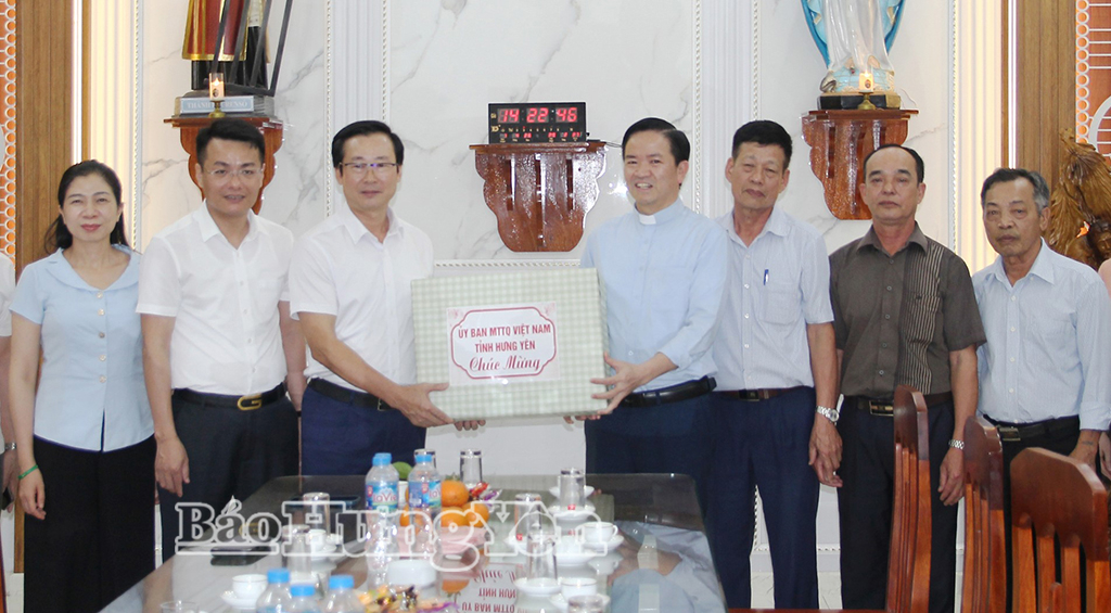 Đoàn công tác tặng quà chúc mừng tại Giáo xứ Phần Lâm.