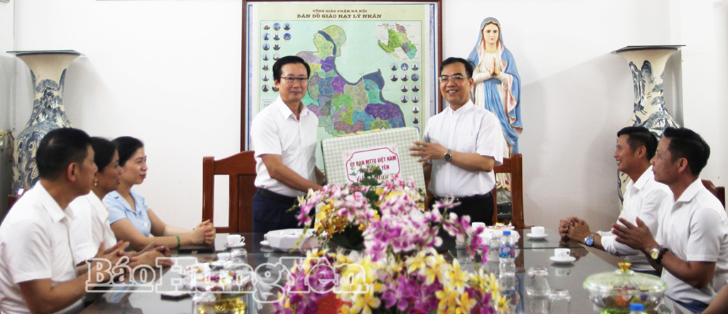 Đoàn công tác  tặng quà chúc mừng tại Giáo xứ Hoàng Xá.