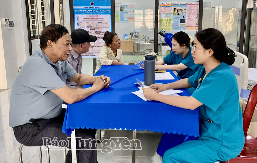 Các bác sĩ tư vấn, hướng dẫn người dân chế độ dinh dưỡng, vệ sinh mắt, nghỉ ngơi hợp lý.