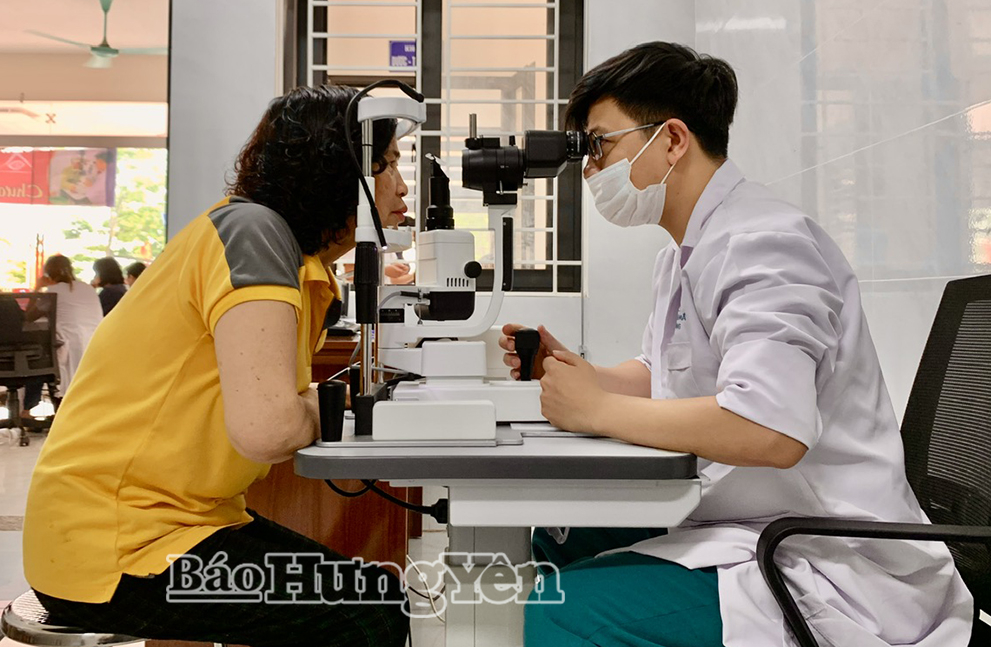 Người dân xã Mễ Sở được soi, khám mắt tổng quát.