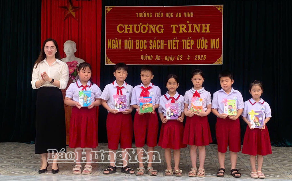 Học sinh Trường Tiểu học An Vinh (xã Quỳnh An) nhận sách do Thư viện tỉnh và Trường trao tặng.