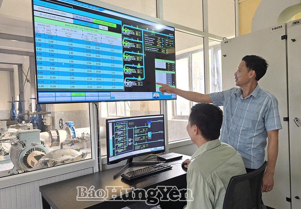 Công nhân Công ty Cổ phần Nước sạch Thái Bình vận hành hệ thống cấp nướctự động trên phần mềm quản lý chuyên dụng.