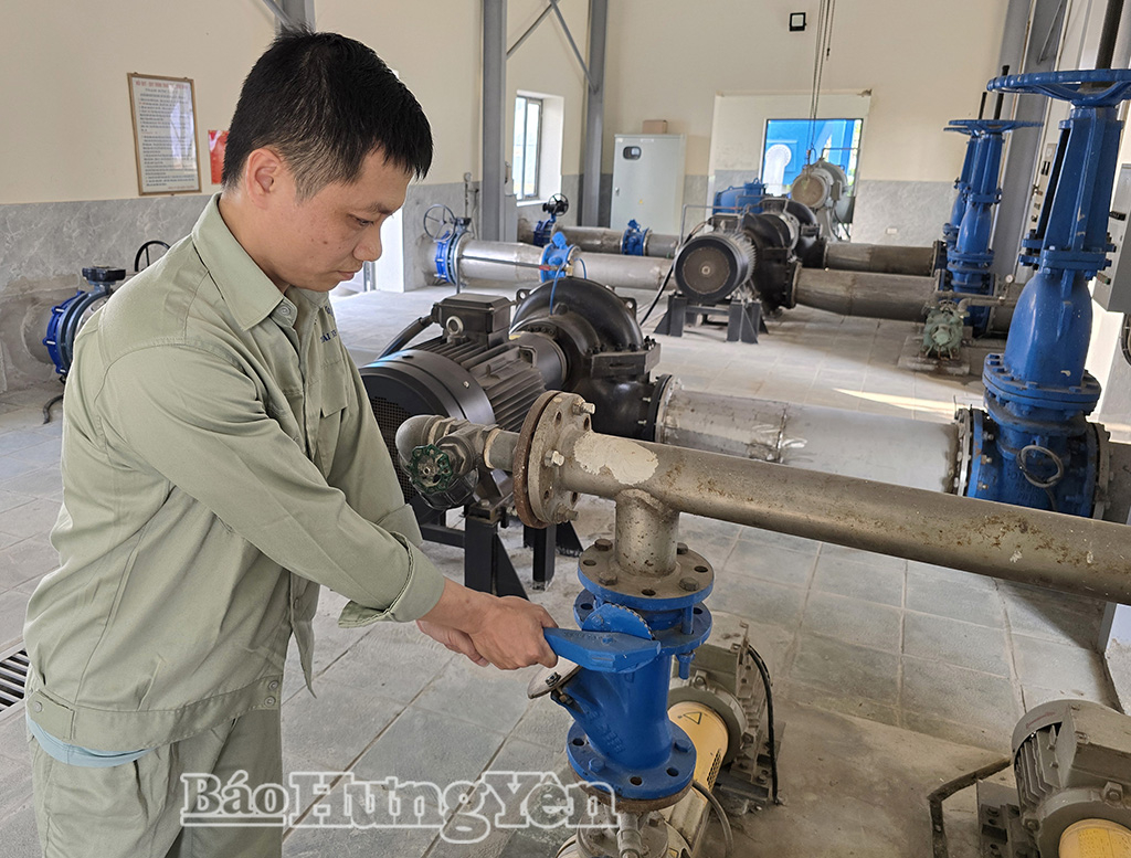 Công nhân Công ty Cổ phần Nước sạch Thái Bình vận hành van cấp nước từ nhà máy đến khách hàng.