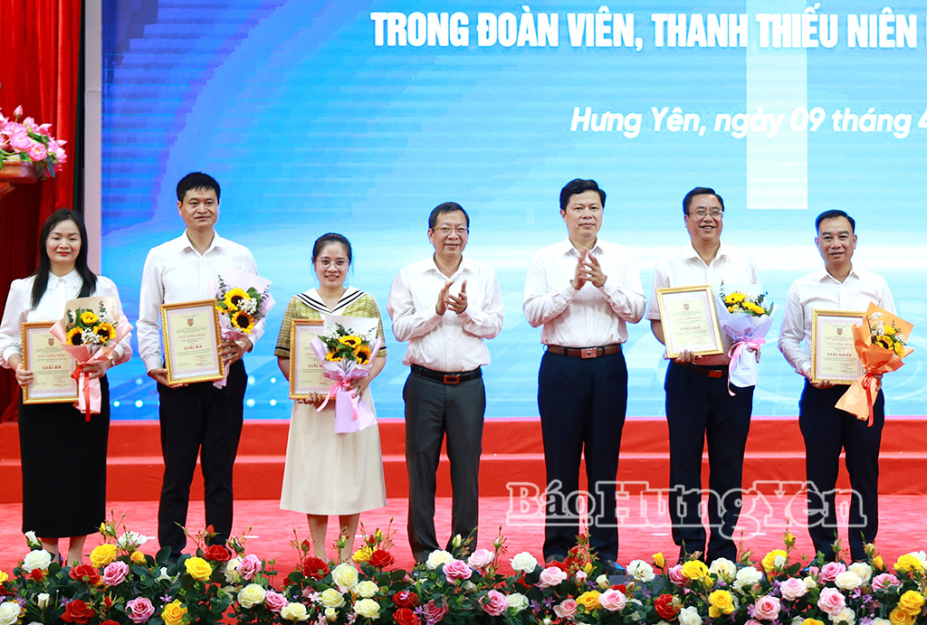 Đồng chí Trần Quốc Toản, Phó Bí thư Thường trực Tỉnh ủy, Chủ tịch Ủy ban MTTQ Việt Nam tỉnh trao giải cho các tập thể đạt giải Cuộc thi trực tuyến 