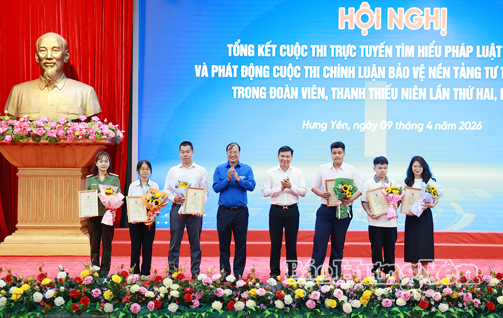 Đồng chí Nguyễn Lê Huy, Ủy viên Ban Thường vụ Tỉnh ủy, Phó Chủ tịch Thường trực UBND tỉnh trao giải cho các cá nhân đạt giải Cuộc thi trực tuyến 