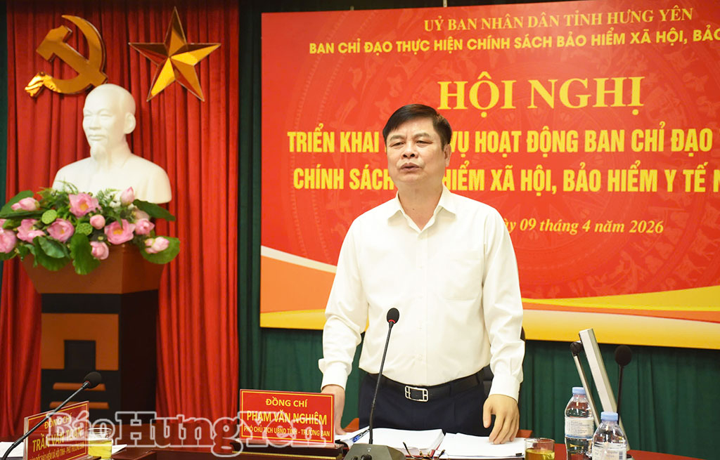 Đồng chí Phạm Văn Nghiêm, Phó Chủ tịch UBND tỉnh, Trưởng Ban chỉ đạo thực hiện chính sách BHXH, BHYT tỉnh phát biểu tại hội nghị.