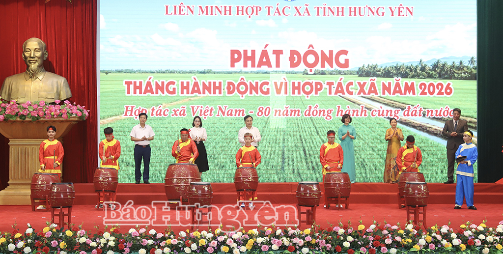 Các đại biểu thực hiện nghi thức phát động Tháng hành động vì HTX năm 2026.