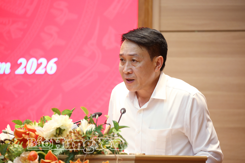 Đồng chí Phạm Văn Khuê, Ủy viên Ban Thường vụ Tỉnh ủy, Trưởng ban Tổ chức Tỉnh ủy báo cáo quy trình bầu Bí thư Tỉnh ủy Hưng Yên nhiệm kỳ 2025- 2030. 