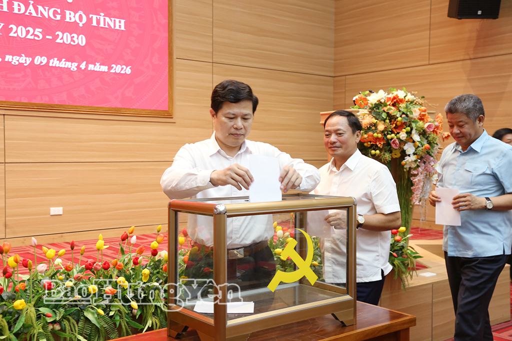 Các đại biểu bỏ phiếu bầu Bí thư Tỉnh ủy Hưng Yên nhiệm kỳ 2025 - 2030. 