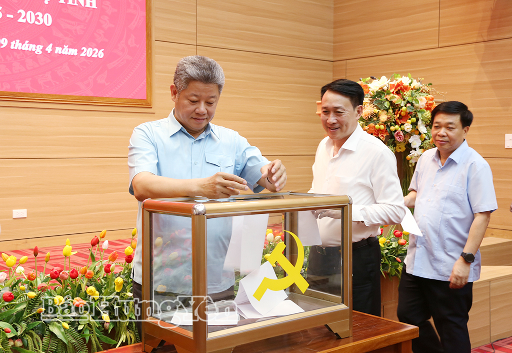 Các đại biểu bỏ phiếu giới thiệu để trình HĐND tỉnh bầu các chức danh lãnh đạo HĐND, UBND tỉnh nhiệm kỳ 2026 - 2031. 