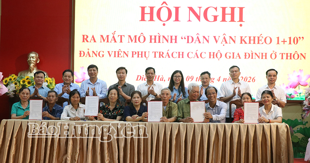 Đại diện đảng viên phụ trách và các hộ gia đình ký cam kết thực hiện mô hình.