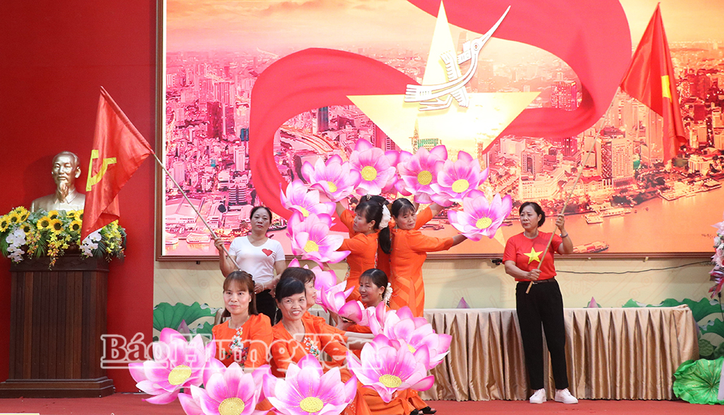 Tiết mục văn nghệ tại hội nghị.