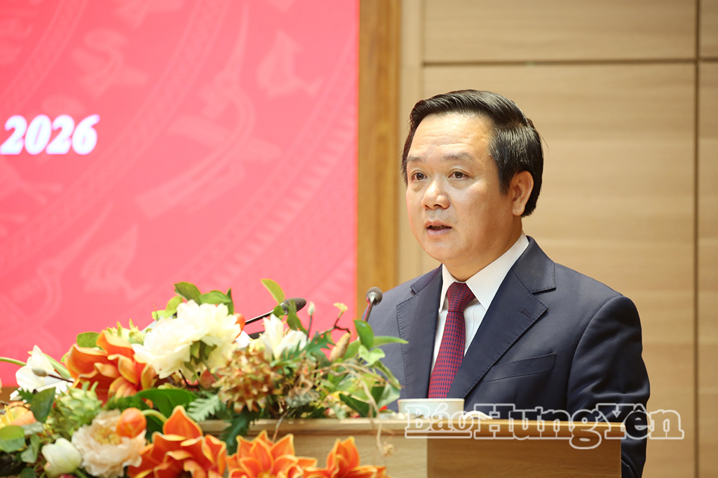 Đồng chí Phạm Quang Ngọc, Ủy viên Ban Chấp hành Trung ương Đảng, Bí thư Tỉnh ủy, Chủ tịch UBND tỉnh Hưng Yên phát biểu tại hội nghị. 