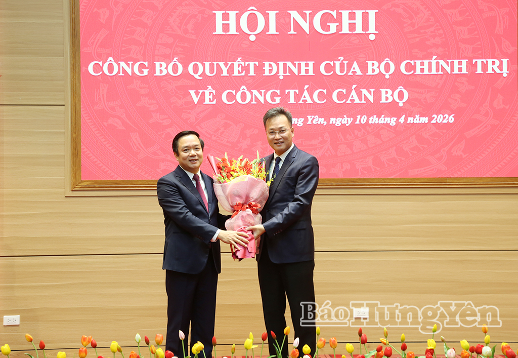 Đồng chí Nguyễn Hữu Nghĩa, Ủy viên Ban Chấp hành Trung ương Đảng, Tổng Kiểm toán Nhà nước, Trưởng đoàn đại biểu Quốc hội tỉnh Hưng Yên khóa XVI tặng hoa chúc mừng đồng chí Phạm Quang Ngọc, Ủy viên Ban Chấp hành Trung ương Đảng, Bí thư Tỉnh ủy, Chủ tịch UBND tỉnh Hưng Yên. 