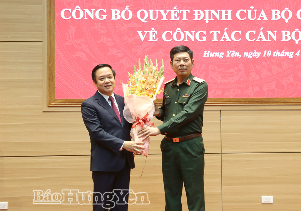 Thiếu tướng Tô Thành Quyết, Phó Tư lệnh Quân khu 3 tặng hoa chúc mừng đồng chí Phạm Quang Ngọc, Ủy viên Ban Chấp hành Trung ương Đảng, Bí thư Tỉnh ủy, Chủ tịch UBND tỉnh Hưng Yên.