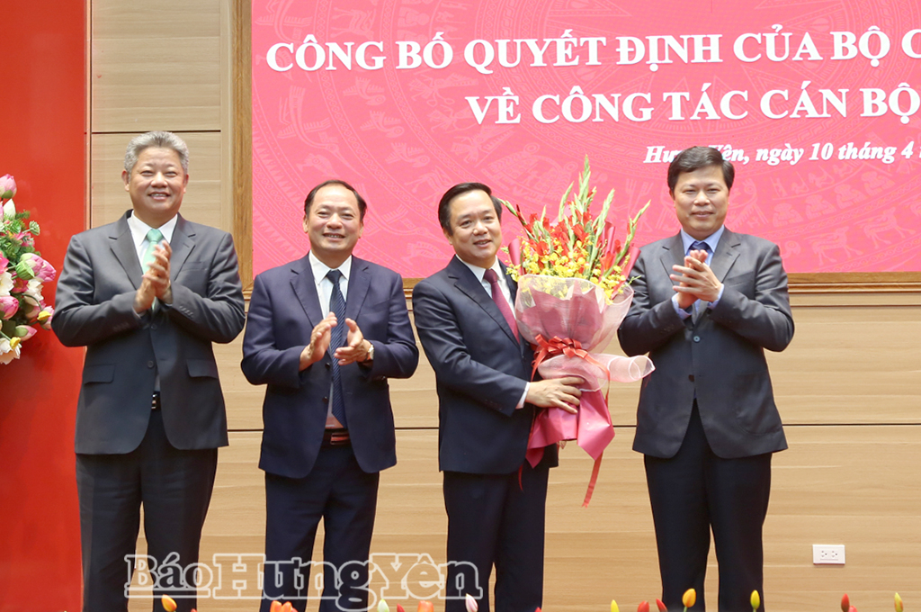 Các đồng chí Thường trực Tỉnh ủy tặng hoa chúc mừng đồng chí Phạm Quang Ngọc, Ủy viên Ban Chấp hành Trung ương Đảng, Bí thư Tỉnh ủy, Chủ tịch UBND tỉnh Hưng Yên.