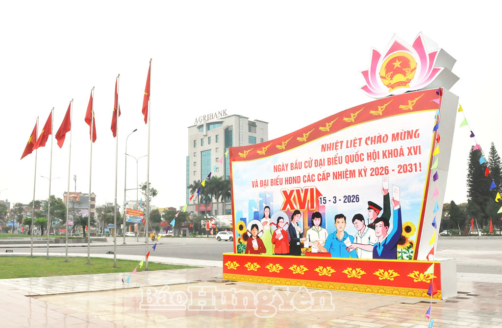Cụm pano tuyên truyền về cuộc bầu cử đại biểu Quốc hội khóa XVI và đại biểu HĐND các cấp nhiệm kỳ 2026 - 2031 tại Quảng trường Nguyễn Văn Linh.