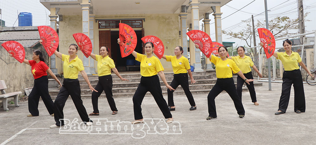 Thành viên Câu lạc bộ khí công dưỡng sinh thôn Đông Thành luyện tập nâng caosức khỏe.