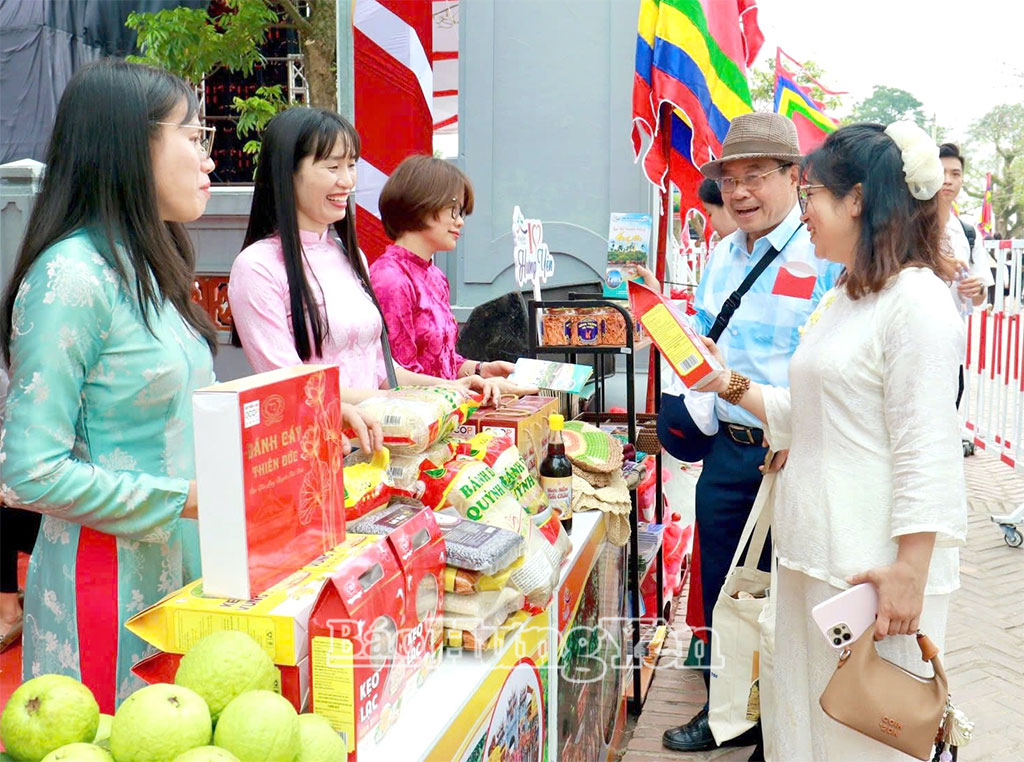 Du khách tìm hiểu gian hàng của Trung tâm Xúc tiến du lịch Hưng Yên tại lễ hội đền Đa Hòa - Dạ Trạch năm 2026.