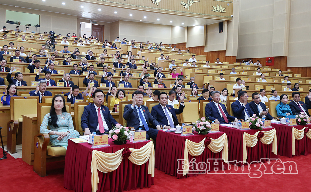 Các đại biểu HĐND tỉnh biểu quyết thông qua nội dung, chương trình kỳ họp.