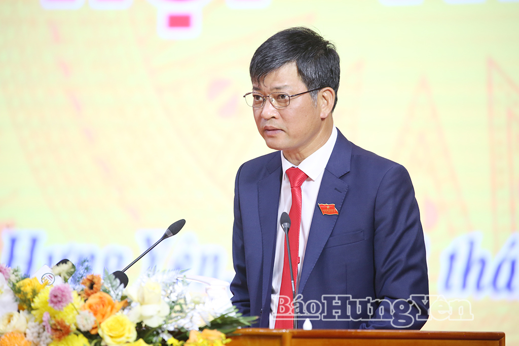 Đồng chí Lê Xuân Tiến, Ủy viên Ban Thường vụ Tỉnh ủy, Phó Chủ tịch Thường trực HĐND tỉnh trình bày các báo cáo của Ủy ban bầu cử tỉnh tại kỳ họp.