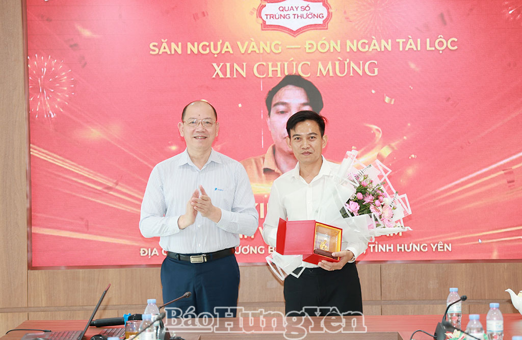 Lãnh đạo VNPT Hưng Yên trao thưởng cho khách hàng trúng thưởng chương trình “Săn ngựa vàng – Đón ngàn tài lộc”.