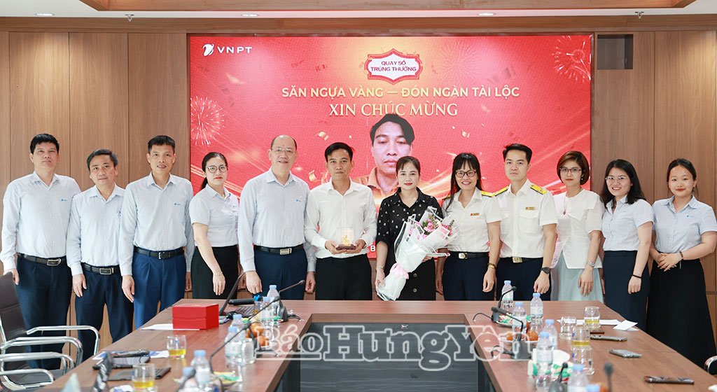 Lãnh đạo VNPT Hưng Yên cùng đại diện các đơn vị chụp ảnh lưu niệm với khách hàng trúng thưởng chương trình “Săn ngựa vàng – Đón ngàn tài lộc”.