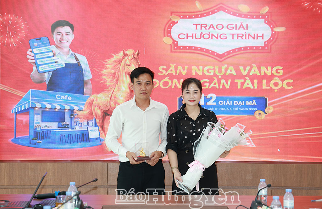 Vợ chồng anh Vũ Đình Vỹ, chủ hộ kinh doanh có địa chỉ ở thôn Phương Bồ, xã Đoàn Đào chủ nhân giải thưởng Ngựa vàng - 5 chỉ vàng Doji 9999 với giá trị giải thưởng tương đương 108 triệu đồng.