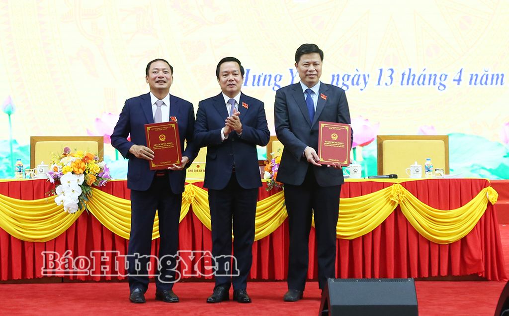 Đồng chí Phạm Quang Ngọc, Ủy viên Ban Chấp hành Trung ương Đảng, Bí thư Tỉnh ủy trao Giấy chứng nhận đại biểu HĐND tỉnh khóa XVIII đối với đồng chí Trần Quốc Toản, Phó Bí thư Thường trực Tỉnh ủy, Chủ tịch Ủy ban MTTQ Việt Nam tỉnh và đồng chí Trần Quốc Văn, Phó Bí thư Tỉnh ủy, Chủ tịch HĐND tỉnh.