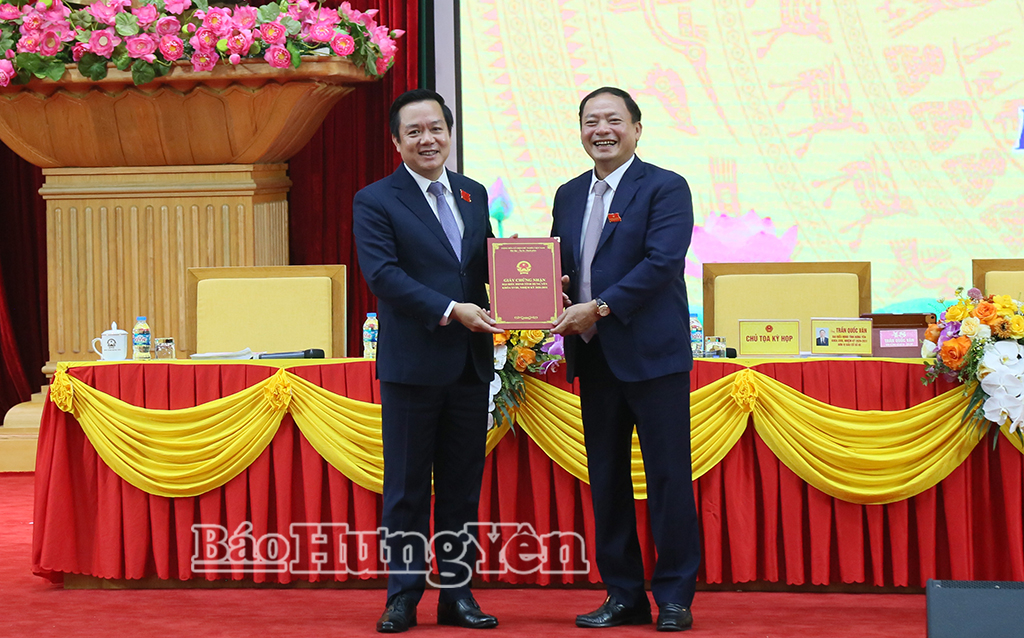 Đồng chí Trần Quốc Văn, Phó Bí thư Tỉnh ủy, Chủ tịch HĐND tỉnh trao Giấy chứng nhận đại biểu HĐND tỉnh khóa XVIII đối với đồng chí Phạm Quang Ngọc, Ủy viên Ban Chấp hành Trung ương Đảng, Bí thư Tỉnh ủy.