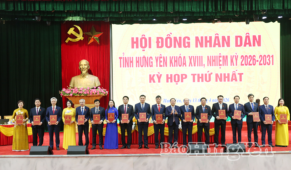 Đồng chí Trần Quốc Văn, Phó Bí thư Tỉnh ủy, Chủ tịch HĐND tỉnh trao Giấy chứng nhận cho các đại biểu HĐND tỉnh khóa XVIII.