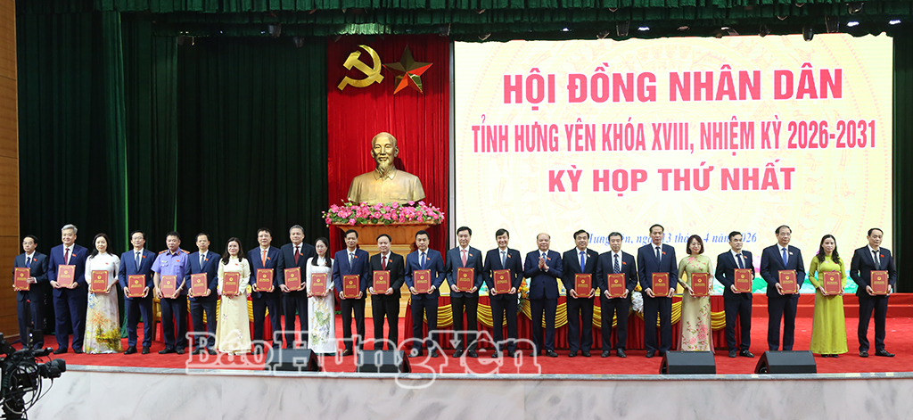 Đồng chí Đặng Thanh Giang, Ủy viên Ban Thường vụ Tỉnh ủy, Phó Chủ tịch HĐND tỉnh trao Giấy chứng nhận cho các đại biểu HĐND tỉnh khóa XVIII.