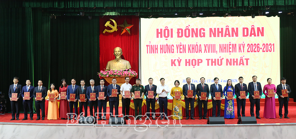 Đồng chí Phạm Văn Nghiêm, Phó Chủ tịch UBND tỉnh trao Giấy chứng nhận cho các đại biểu HĐND tỉnh khóa XVIII.