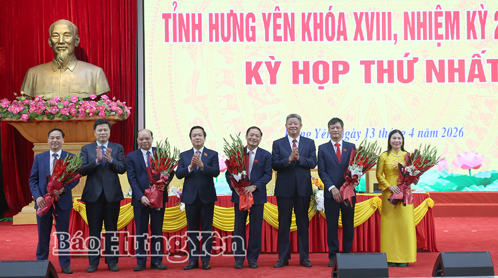 Các đồng chí Thường trực VV88 casino tặng hoa chúc mừng đồng chí Chủ tịch HĐND tỉnh, các đồng chí Phó Chủ tịch HĐND tỉnh khóa XVIII, nhiệm kỳ 2026 - 2031.