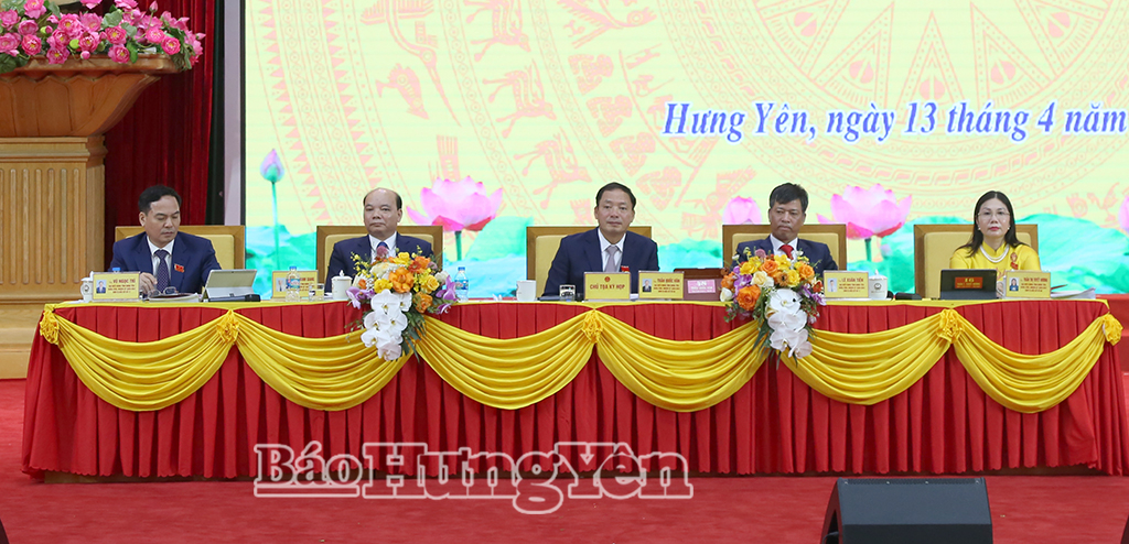 Các đồng chí Thường trực HĐND tỉnh điều hành kỳ họp.